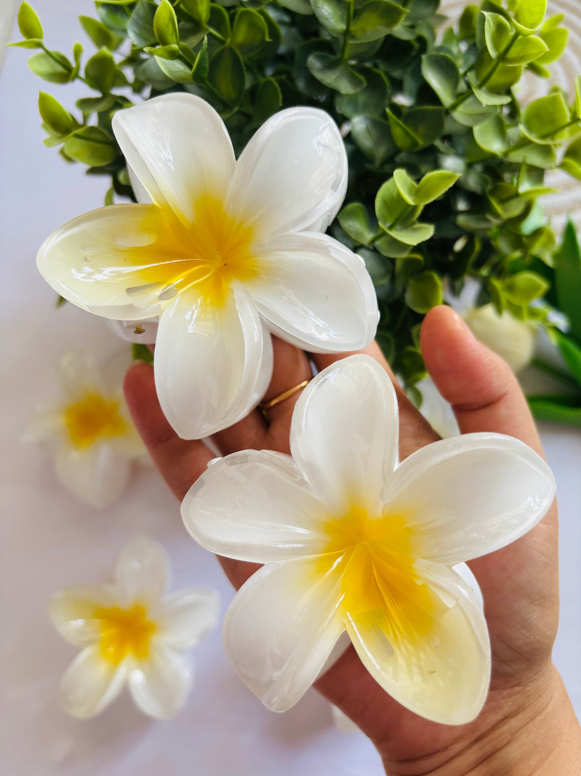 Pinteresty White Flower Claw Clip