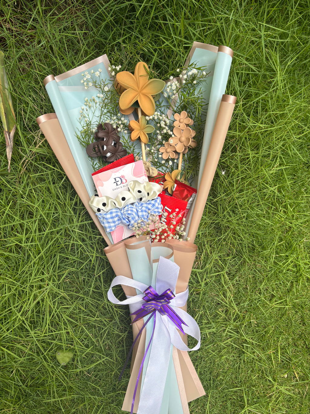 Claw Clip Bouquet with Lotte pie Chocolate