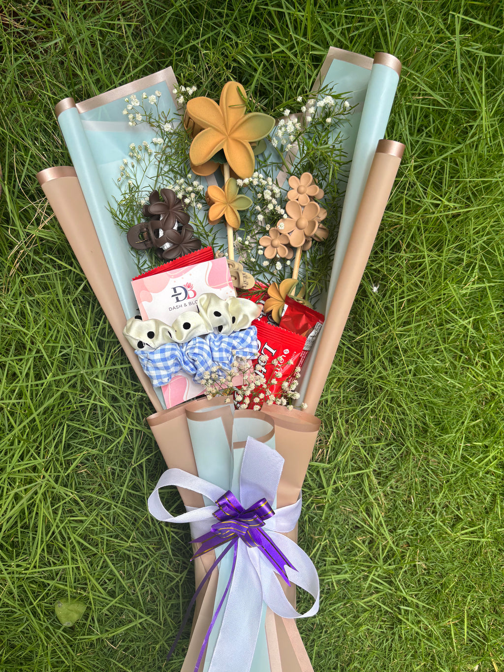 Claw Clip Bouquet with Lotte pie Chocolate