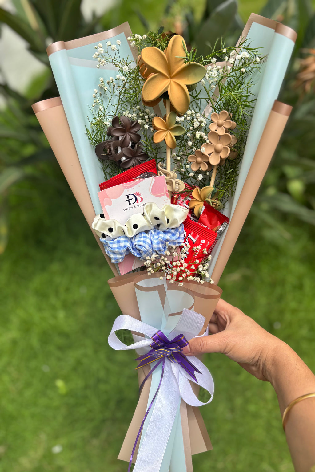 Claw Clip Bouquet with Lotte pie Chocolate